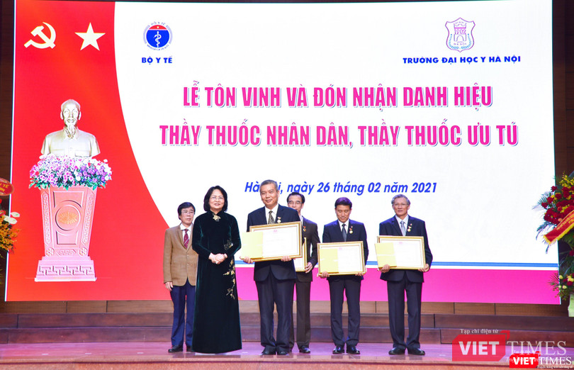 Phó Chủ tịch nước Đặng Thị Ngọc Thịnh trao danh hiệu TTND cho PGS.TS. Nguyễn Hữu Ước, giảng viên Trường Đại học Y Hà Nội và là Giám đốc Trung tâm Phẫu thuật Tim mạch - Lồng ngực Bệnh viện Việt Đức