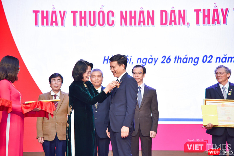 Phó Chủ tịch nước Đặng Thị Ngọc Thịnh trao danh hiệu TTND cho PGS.TS. Đoàn Quốc Hưng - Phó Hiệu trưởng phụ trách Trường Đại học Y Hà Nội