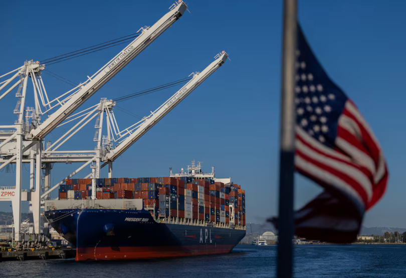 Một tàu chứa đầy hàng hoá xuất nhập khẩu tại cảng Oakland, California, Mỹ. Ảnh: Reuters.