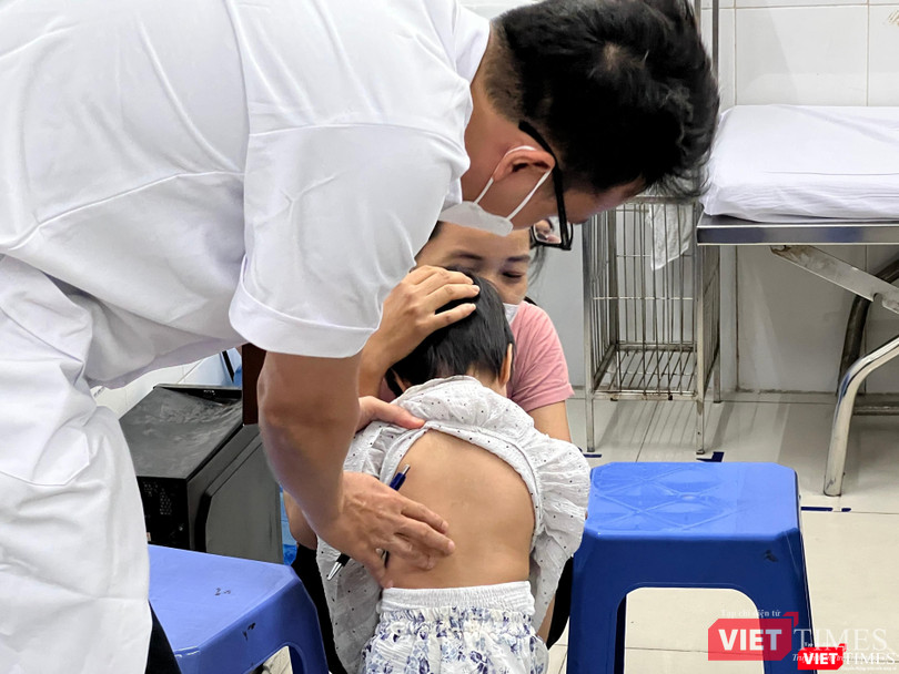 Có cháu bé rất nhỏ đã bị vẹo cột sống