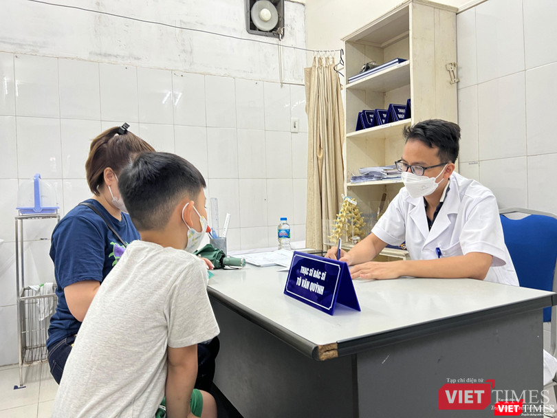 Khám và tư vấn cho các gia đình bệnh nhi