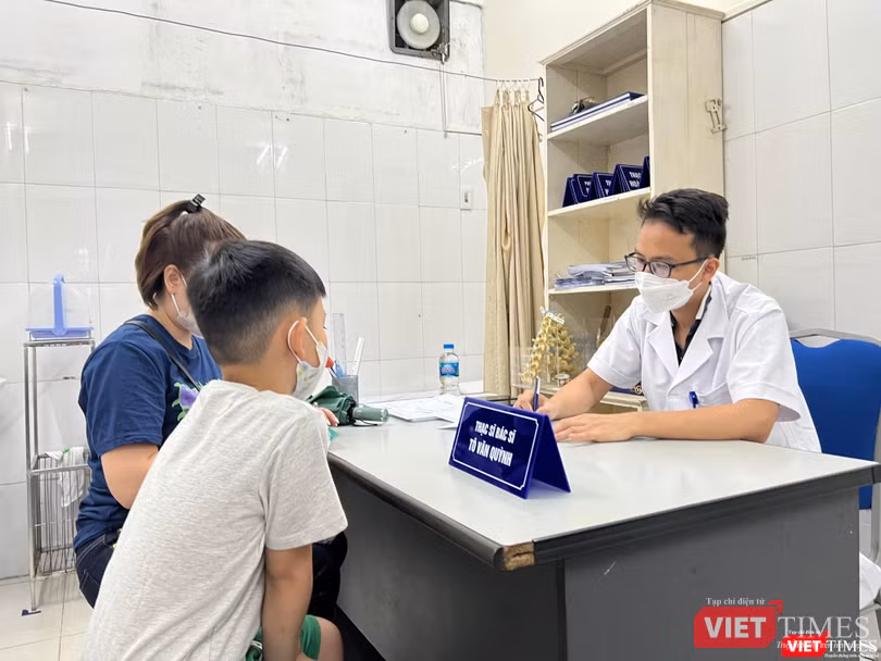 Khám và tư vấn cho các gia đình bệnh nhi