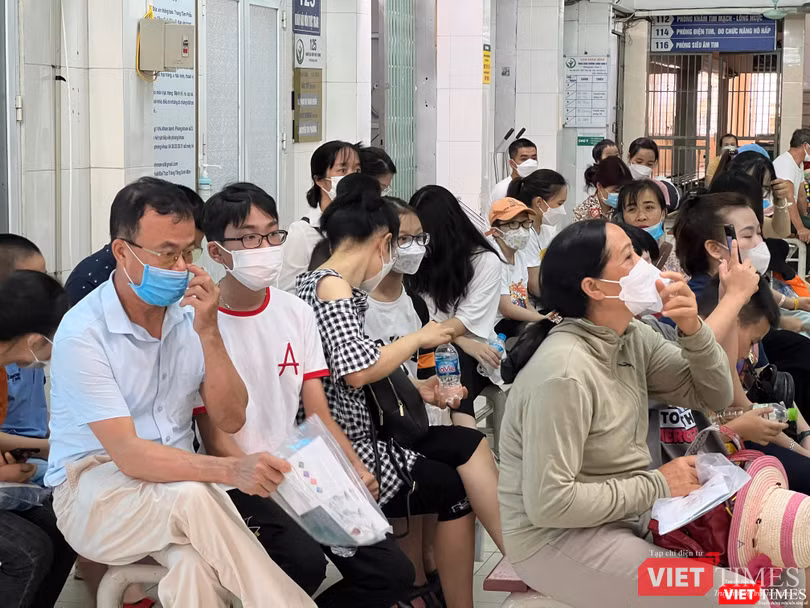 Nhiều phụ huynh biết tin BV Việt Đức khám bệnh về cột sống miễn phí cho trẻ, đã đưa con đến để khám