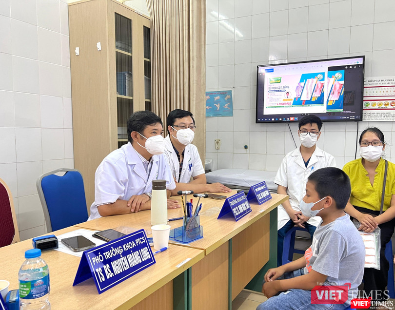 PGS.TS. Đinh Ngọc Sơn - Trưởng Khoa Phẫu thuật cột sống và TS. Đỗ Mạnh Hùng - Phó Khoa Phẫu thuật cột sống tư vấn cho các gia đình có trẻ bị vẹo cột sống