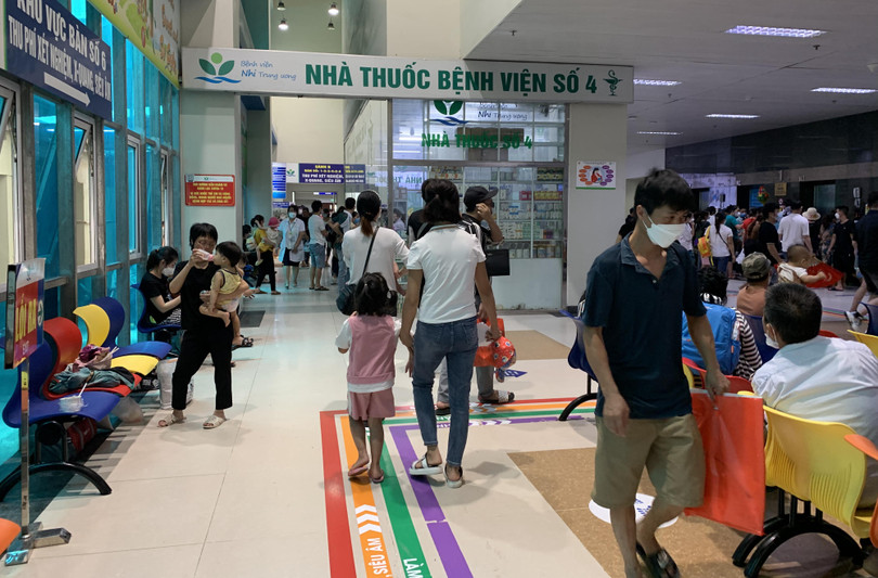 Người dân khám bệnh tại Bệnh viện Nhi Trung ương (Ảnh Thanh Hằng)
