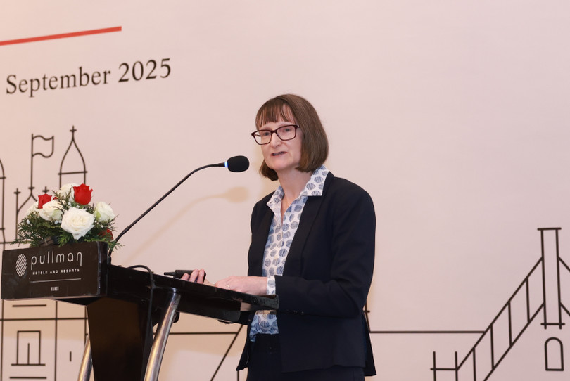 Giáo sư Jenny-Ann Toribio, ĐH Sydney giới thiệu giải pháp an toàn sinh học giá thành thấp cho chuỗi cung ứng thực phẩm truyền thống tại Việt Nam.JPG