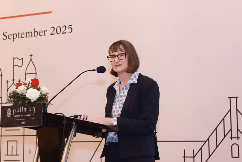 Giáo sư Jenny-Ann Toribio, ĐH Sydney giới thiệu giải pháp an toàn sinh học giá thành thấp cho chuỗi cung ứng thực phẩm truyền thống tại Việt Nam.JPG