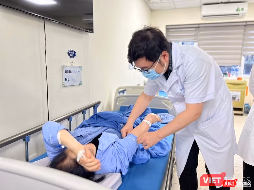 TS Vũ Quốc Đạt điều trị cho bệnh nhân lây nhiễm