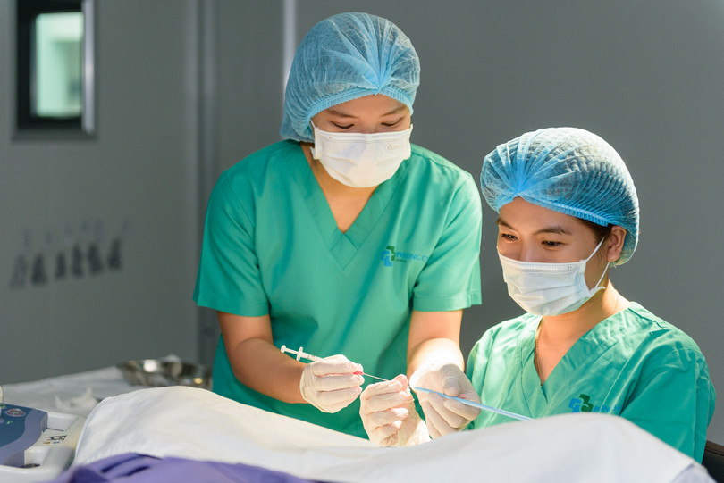  BS.Dung đang thực hiện chuyển phôi cho bệnh nhân.jpg