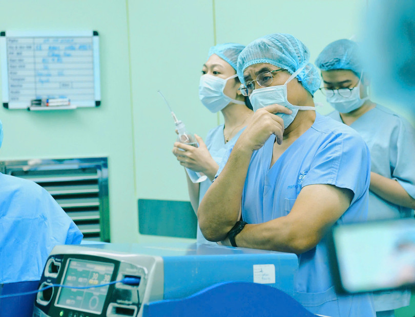 PGS Nguyễn Hoàng Bắc - Giám đốc Bệnh viện Đại học Y Dược Thành phố Hồ Chí Minh theo dõi xuyên đêm ca phẫu thuật.jpg