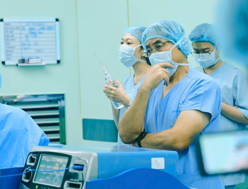 PGS Nguyễn Hoàng Bắc - Giám đốc Bệnh viện Đại học Y Dược Thành phố Hồ Chí Minh theo dõi xuyên đêm ca phẫu thuật.jpg