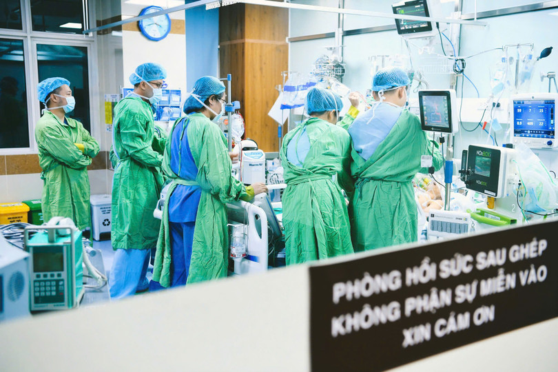 Người bệnh được vào phòng hồi sức ghép tạng.jpg