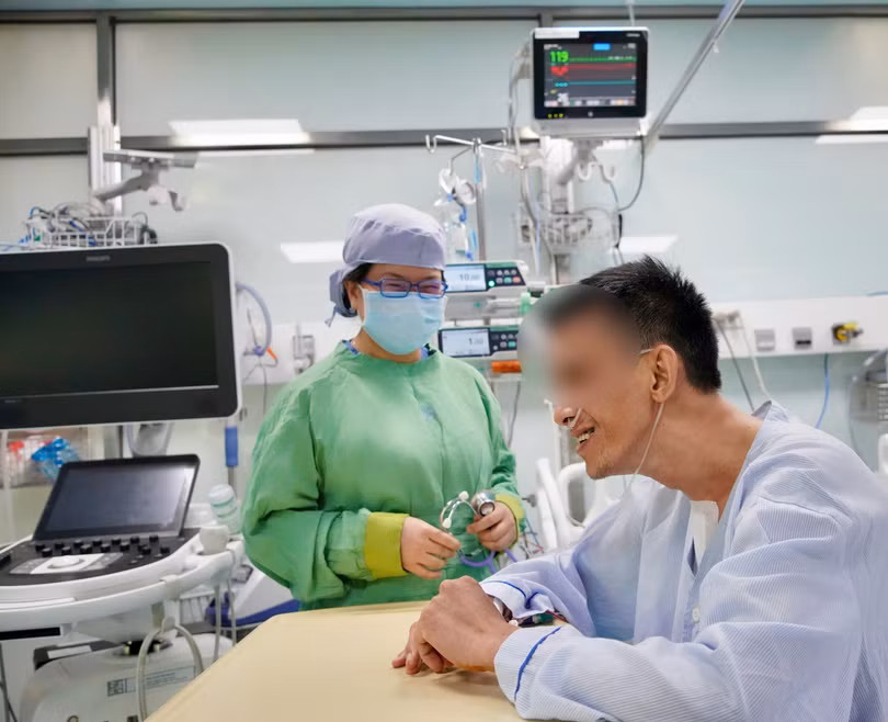 2. ThS BS Thuy tro chuyen cung nguoi benh.JPEG