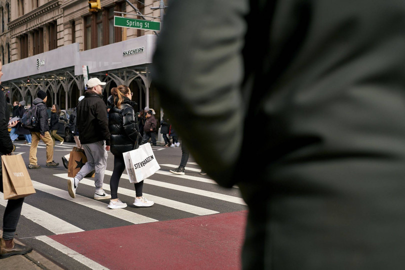 Người đi bộ xách túi mua hàng ở New York. Ảnh:Bloomberg Người đi bộ xách túi mua hàng ở New York. Ảnh:Bloomberg