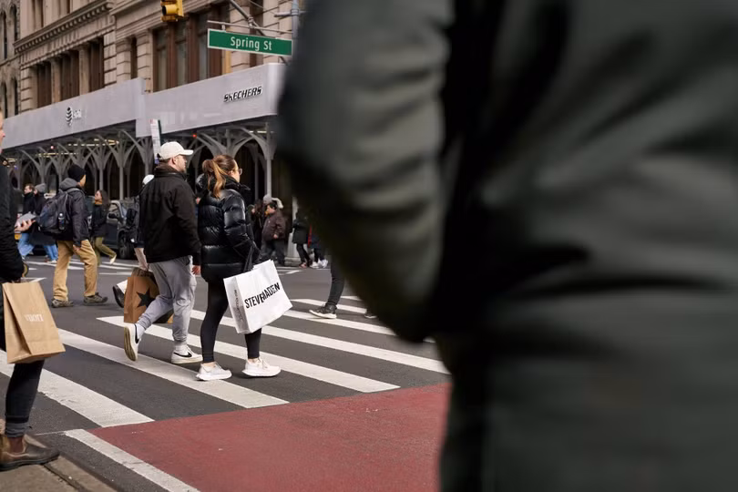 Người đi bộ xách túi mua hàng ở New York. Ảnh:Bloomberg