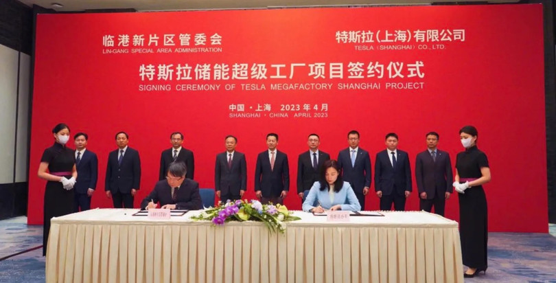 Lễ ký kết thỏa thuận xây dựng siêu nhà máy sản xuất thiết bị lưu trữ điện Megapack. Ảnh Electrek.