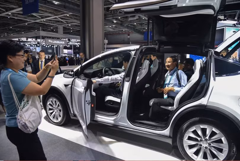Mọi người kiểm tra một chiếc Tesla tại Hội chợ triển lãm nhập khẩu quốc tế Trung Quốc lần thứ hai tại Thượng Hải, tháng 11/ 2019. Ảnh: AFP