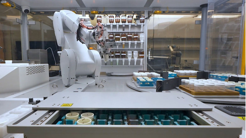 Một cánh tay robot đang làm việc trong A-Lab Phòng thí nghiệm Berkeley. Ảnh video Berkeley. Một cánh tay robot đang làm việc trong A-Lab Phòng thí nghiệm Berkeley. Ảnh video Berkeley.