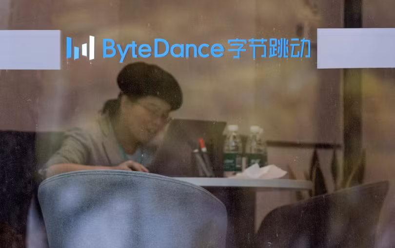 Một nhân viên làm việc trong tòa nhà của công ty mẹ ByteDance của TikTok ở Thượng Hải, Trung Quốc. Ảnh: EPA-EFE