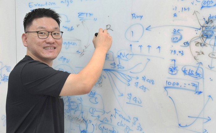 Người sáng lập Rebellions Park Sung-hyun giải thích về mô hình doanh thu của công ty. Ảnh Korea Economic Daily Người sáng lập Rebellions Park Sung-hyun giải thích về mô hình doanh thu của công ty. Ảnh Korea Economic Daily