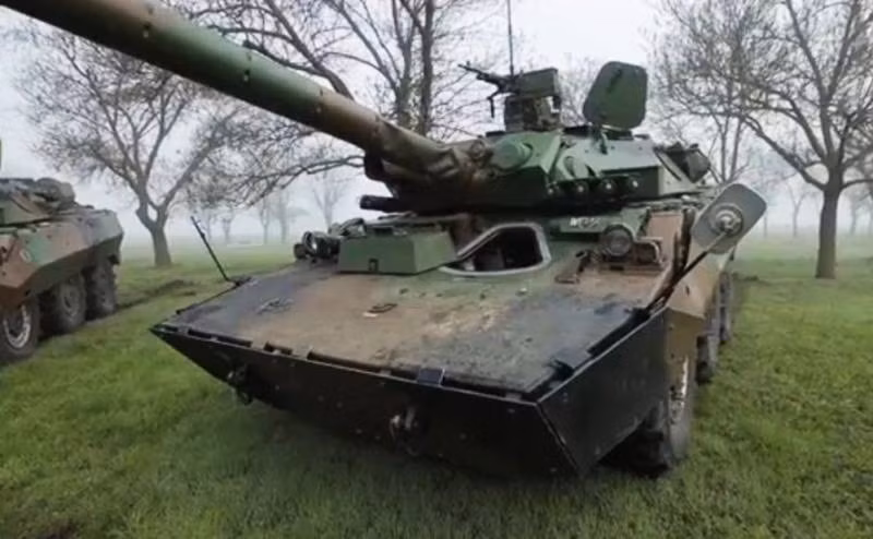 Quân đội Ukraine huấn luyện làm chủ xe tăng bánh lốp AMX-10RC của Pháp. Ảnh Military Ukraine.