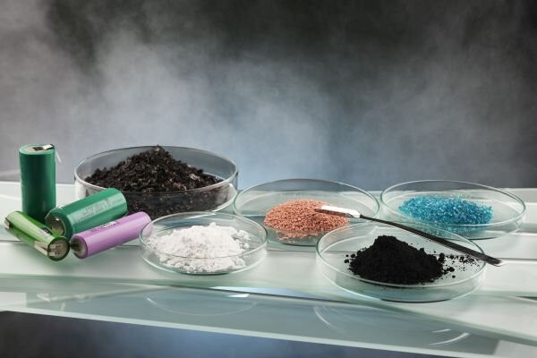 Vật liệu thu được sau tái chế. Càng có nhiều rác thải pin cho tái chế, các quy trình tái chế bền vững càng quan trọng đối với những loại vật liệu có thể tái chế trong pin. Ảnh: Amadeus Bramsiepe, KIT.