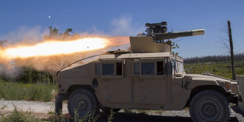 Phóng tên lửa chống tăng BGM-71 TOW từ xe thiết giáp HMMWV. Ảnh Military Ukraine.