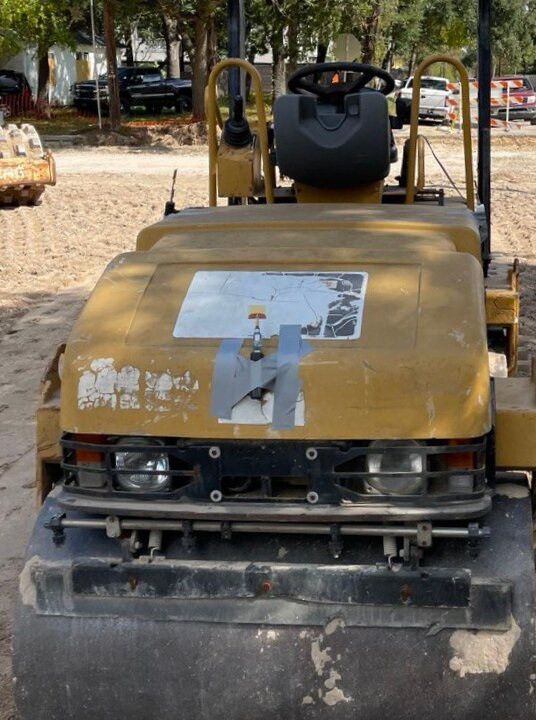 Xe vận tải xây dựng gắn thẻ băng rộng siêu rộng cho phép nhóm nghiên cứu theo dõi vị trí của thiết bị. Ảnh Đại học Houston