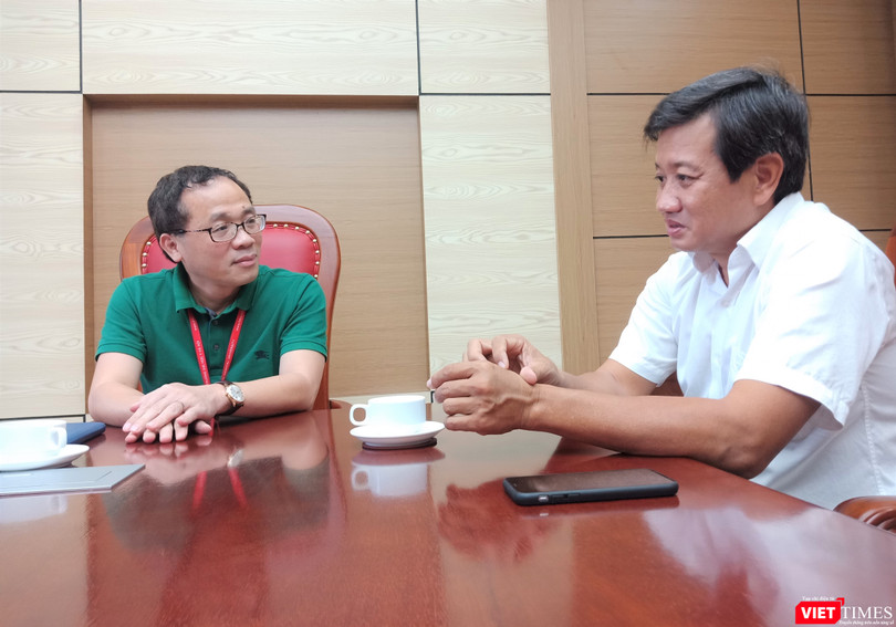 GS. Tạ Thành Văn trao đổi với ông Đoàn Ngọc Hải về vấn đề vận chuyển bệnh nhân sao cho an toàn và hiệu quả