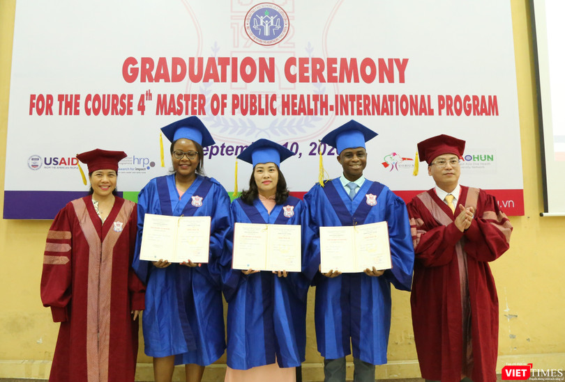 Phó Hiệu trưởng Trường ĐHYHN Phạm Xuân Thắng và GS.TS. Lê Thị Hương – Viện trưởng Viên ĐT YHDP & YTCC – trao bằng cho các tân thạc sĩ quốc tế