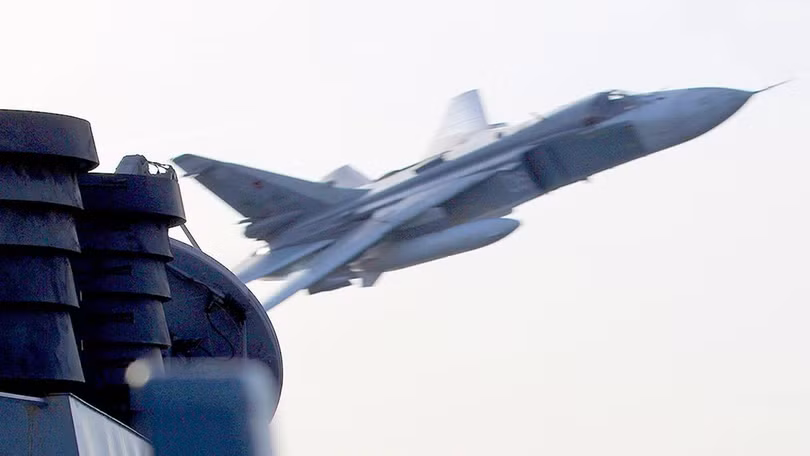 Su-24M bay sát nóc tàu chiến Mỹ hồi năm 2020 (Ảnh: Sohu).