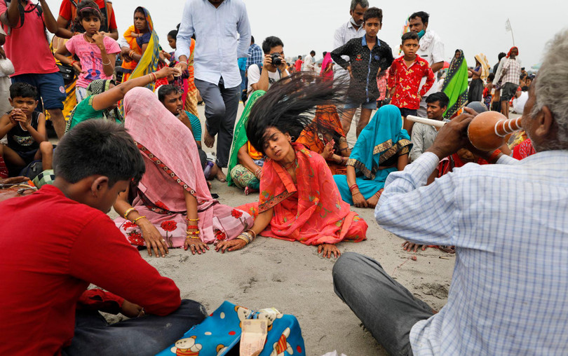 Giữa lúc đại dịch, các nghi lễ tôn giáo vẫn được tổ chức mà những người tham gia không có bất cứ biện pháp phòng hộ nào (Ảnh: AP).