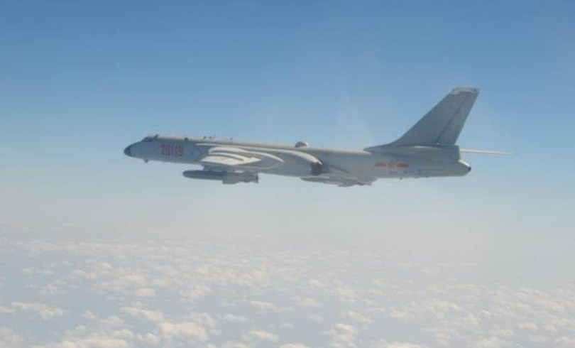 Máy bay ném bom H-6 của PLA (Ảnh: CNA).