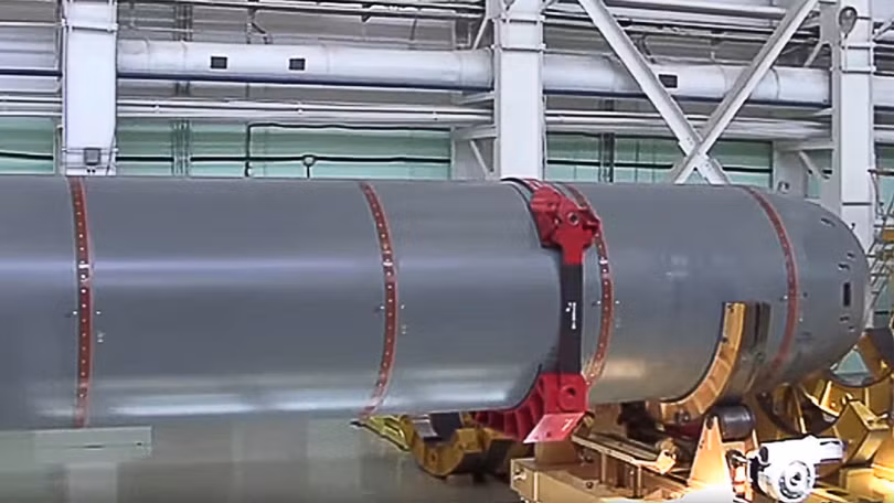 Ngư lôi hạt nhân Poseidon, thực chất là tàu ngầm không người lái nhỏ được Belgorod mang theo (Ảnh: sunnews).