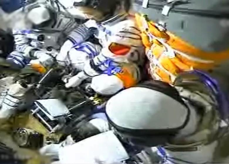 Ba phi hành gia trong khoang thu hồi (Ảnh: Đông Phương). Ba phi hành gia trong khoang thu hồi (Ảnh: Đông Phương).