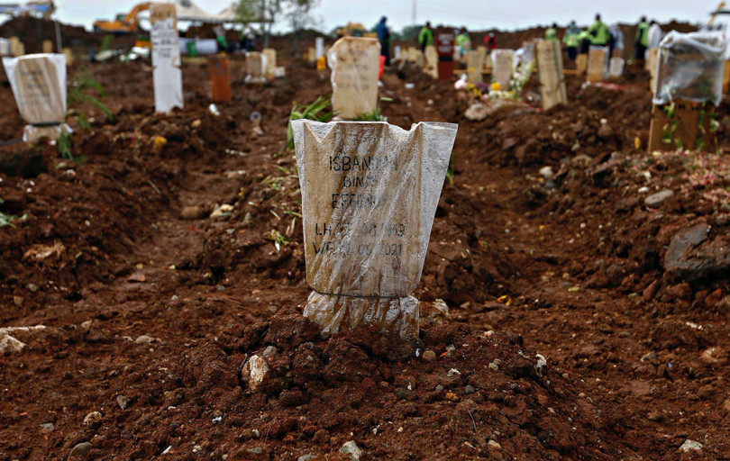 Một số lượng lớn bia mộ được phủ nhựa trong một nghĩa trang do chính quyền địa phương ở Jakarta dành cho các nạn nhân của virus SARS-CoV-2. Ảnh được chụp ngày 21/6. (Reuters)