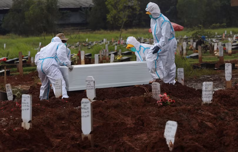 Do số người chết tăng nhanh, chính quyền thành phố Jakarta phải mở thêm khu mộ mới 9 ngàn chỗ dành riêng cho các nạn nhân COVID-19 (Ảnh: AP).