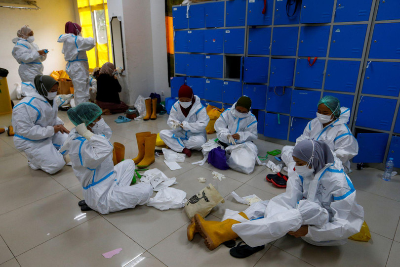 Ngày 17/6, tại Jakarta, Indonesia, các nhân viên y tế chuẩn bị trang bị bảo hộ cá nhân trong khi điều trị cho bệnh nhân COVID-19 trong bệnh viện. (Reuters)