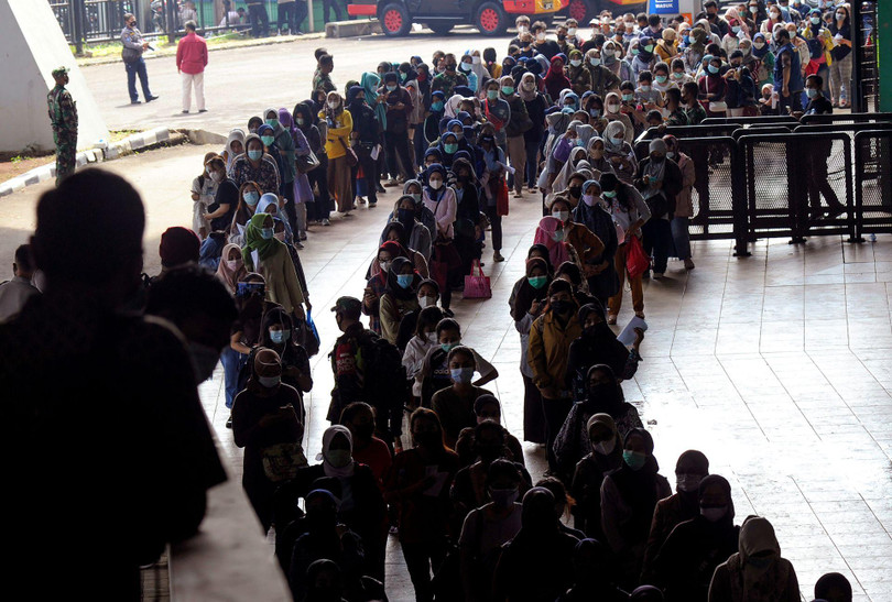 Cảnh hàng dài người chờ được tiêm vaccine của Trung Quốc tại một sân vận động bóng đá ở Bandung, Tây Java, ngày 17/6 (AP).