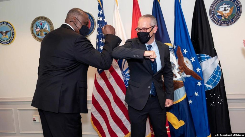 Bộ trưởng Quốc phòng Mỹ Lloyd Austin (trái) chạm tay chúc mừng ông Colin Kahl sau khi tuyên thệ nhậm chức Thứ trưởng hôm 28/4/2021 (Ảnh: BQP Mỹ). Bộ trưởng Quốc phòng Mỹ Lloyd Austin (trái) chạm tay chúc mừng ông Colin Kahl sau khi tuyên thệ nhậm chức Thứ trưởng hôm 28/4/2021 (Ảnh: BQP Mỹ).