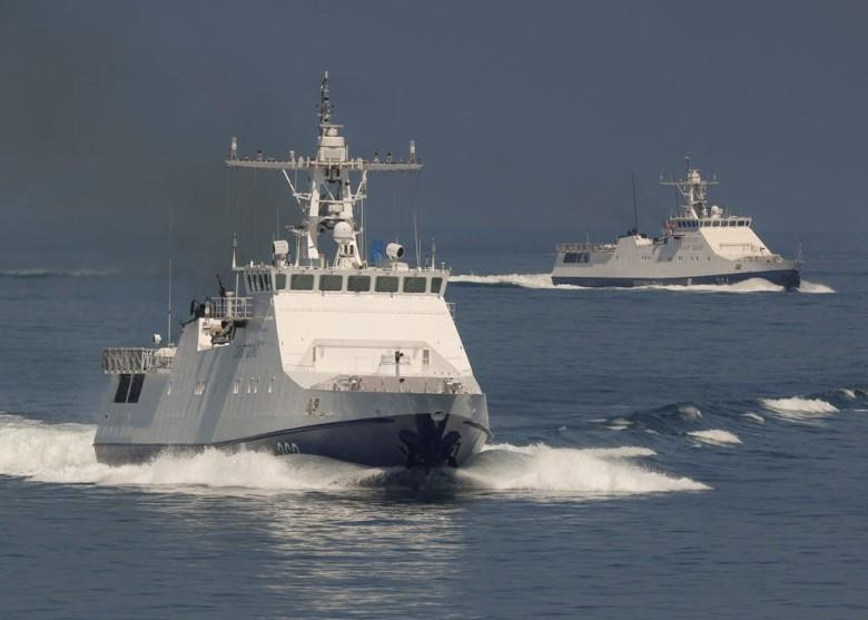 Các khinh hạm cao tốc Nga truy đuổi tàu HMS Defender của Anh (Ảnh: Đông Phương).