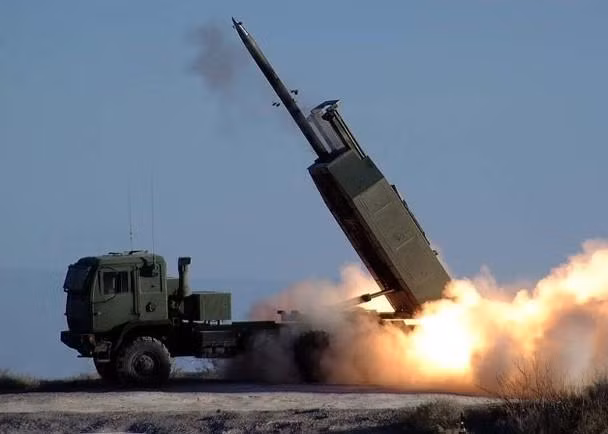 Hệ thống tên lửa phóng loạt đa nòng M142 nằm trong số vũ khí được Mỹ giao cho Đài Loan lần này (Ảnh: Đông Phương).