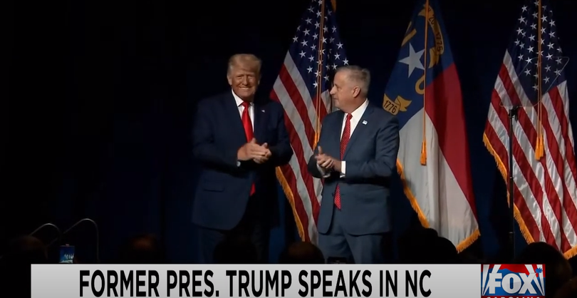 Ông Michael Whatley, Chủ tịch Ủy ban Đảng Cộng hòa bang Bắc Carolina giới thiệu ông Trump là "Tổng thống của chúng ta" (Ảnh: Fox).