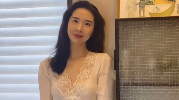 Đổng Dương, con gái Đổng Kinh Vĩ (Ảnh: Vision Times). Đổng Dương, con gái Đổng Kinh Vĩ (Ảnh: Vision Times).