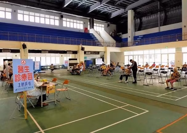 Người già đi tiêm vaccine ở thành phố Đài Trung (Ảnh: Đông Phương). Người già đi tiêm vaccine ở thành phố Đài Trung (Ảnh: Đông Phương).