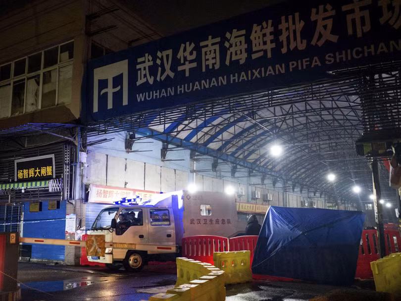 Chợ bán buôn thuỷu sản Hoa Nam ở Vũ Hán, nơi được cho là xuất hiện các ca nhiễm COVID-19 đầu tiên (Ảnh: AFP). Chợ bán buôn thuỷu sản Hoa Nam ở Vũ Hán, nơi được cho là xuất hiện các ca nhiễm COVID-19 đầu tiên (Ảnh: AFP).