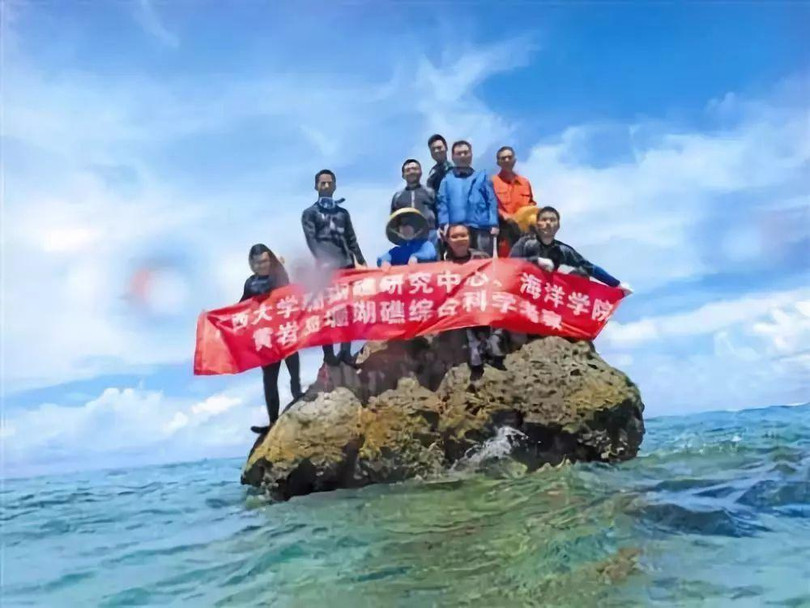 Người Trung Quốc đổ bộ lên bãi Scaborough (Ảnh: Sohu).