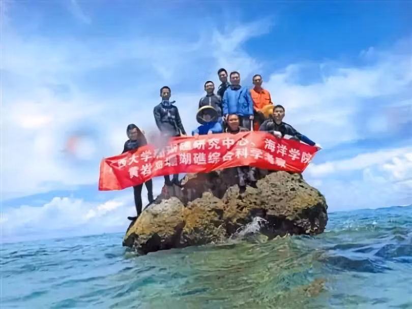 Người Trung Quốc đổ bộ lên bãi Scaborough (Ảnh: Sohu).