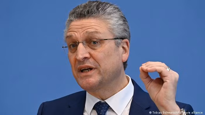 Giám đốc cơ quan Kiểm soát dịch bệnh Đức Lothar Wieler cảnh báo tỷ lệ người nhiễm chủng Delta ở Đức đang tăng nhanh (Ảnh: AP).