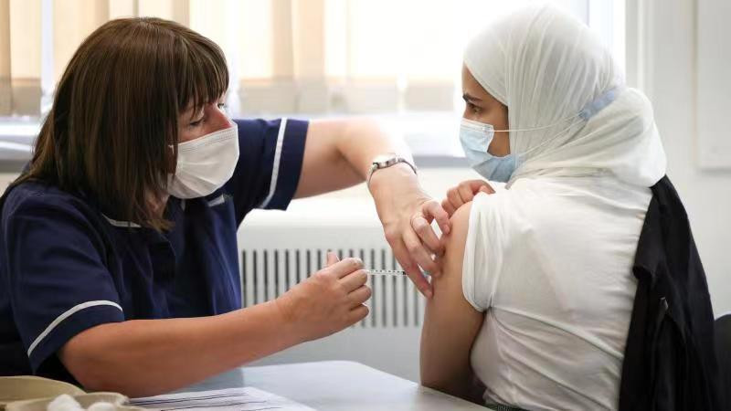 Tiêm vaccine ngừa COVID-19 là cách tự bảo vệ bản thân và cộng đồng tốt nhất trước đại dịch (Ảnh: WHO).